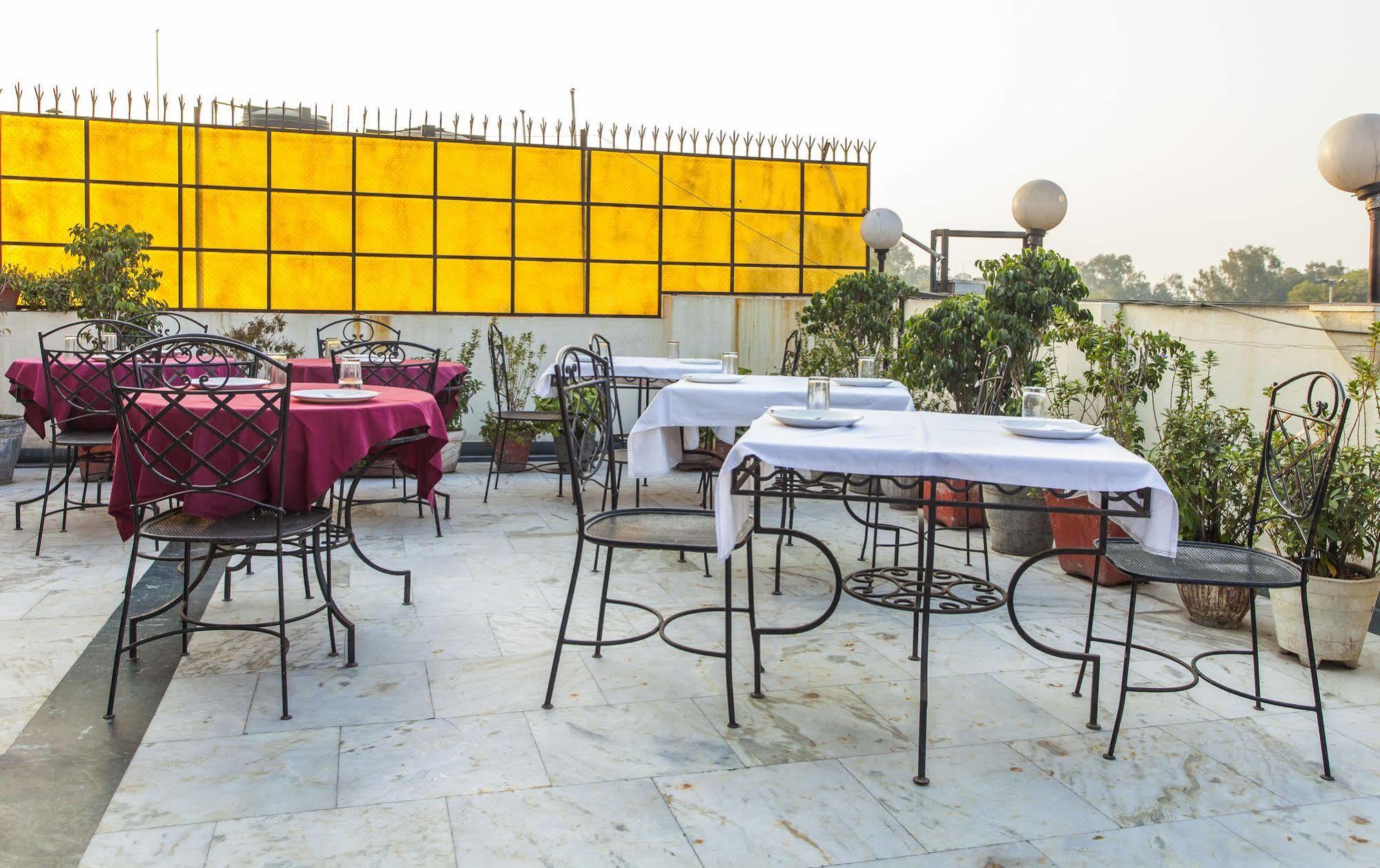 Hotel Sunstar Residency Delhi  Buitenkant foto