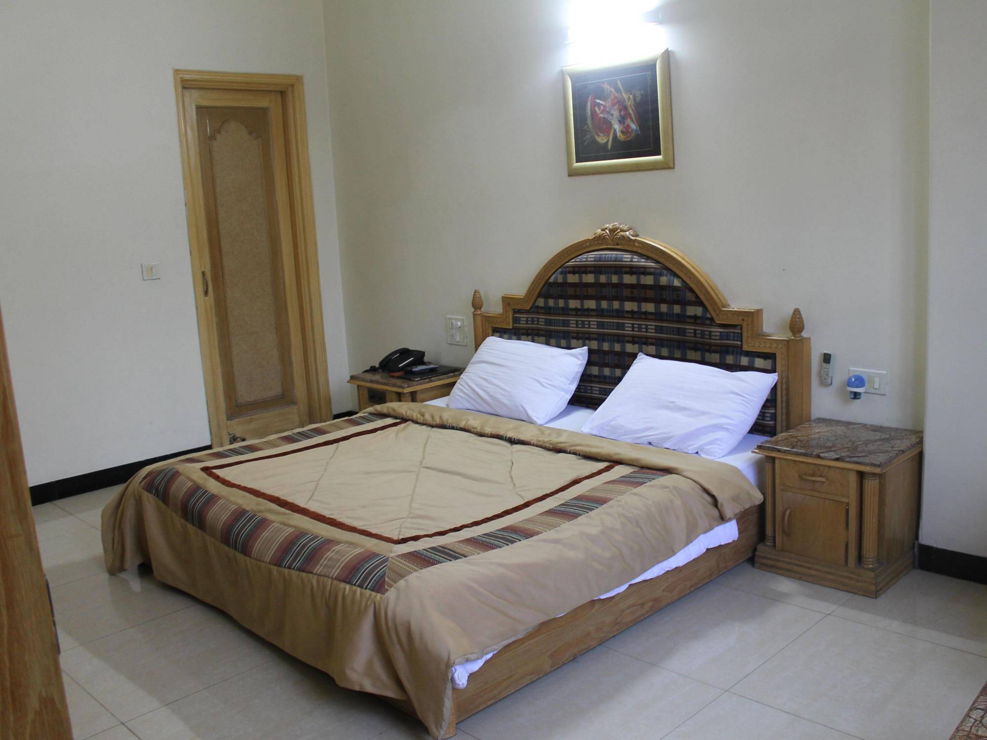 Hotel Sunstar Residency Delhi  Buitenkant foto