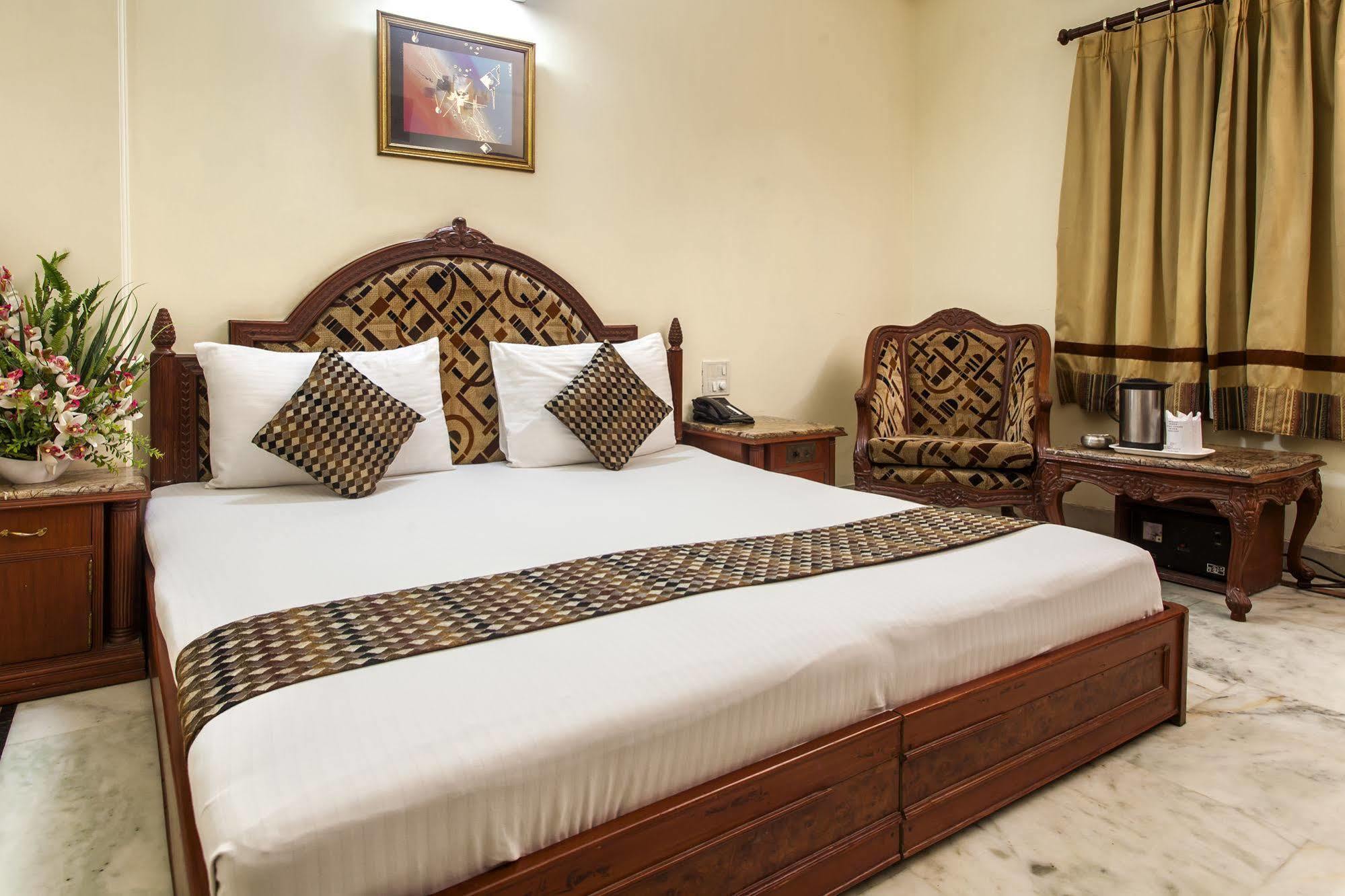 Hotel Sunstar Residency Delhi  Buitenkant foto