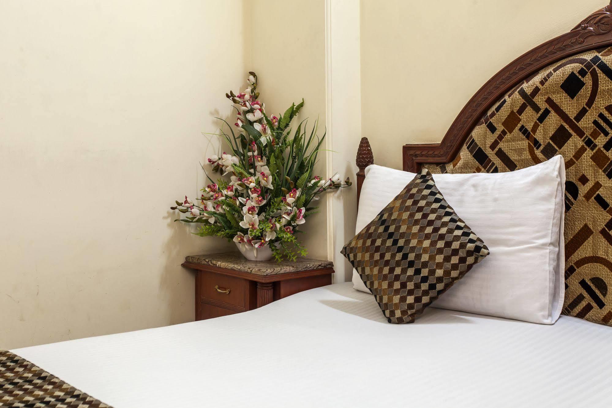 Hotel Sunstar Residency Delhi  Buitenkant foto