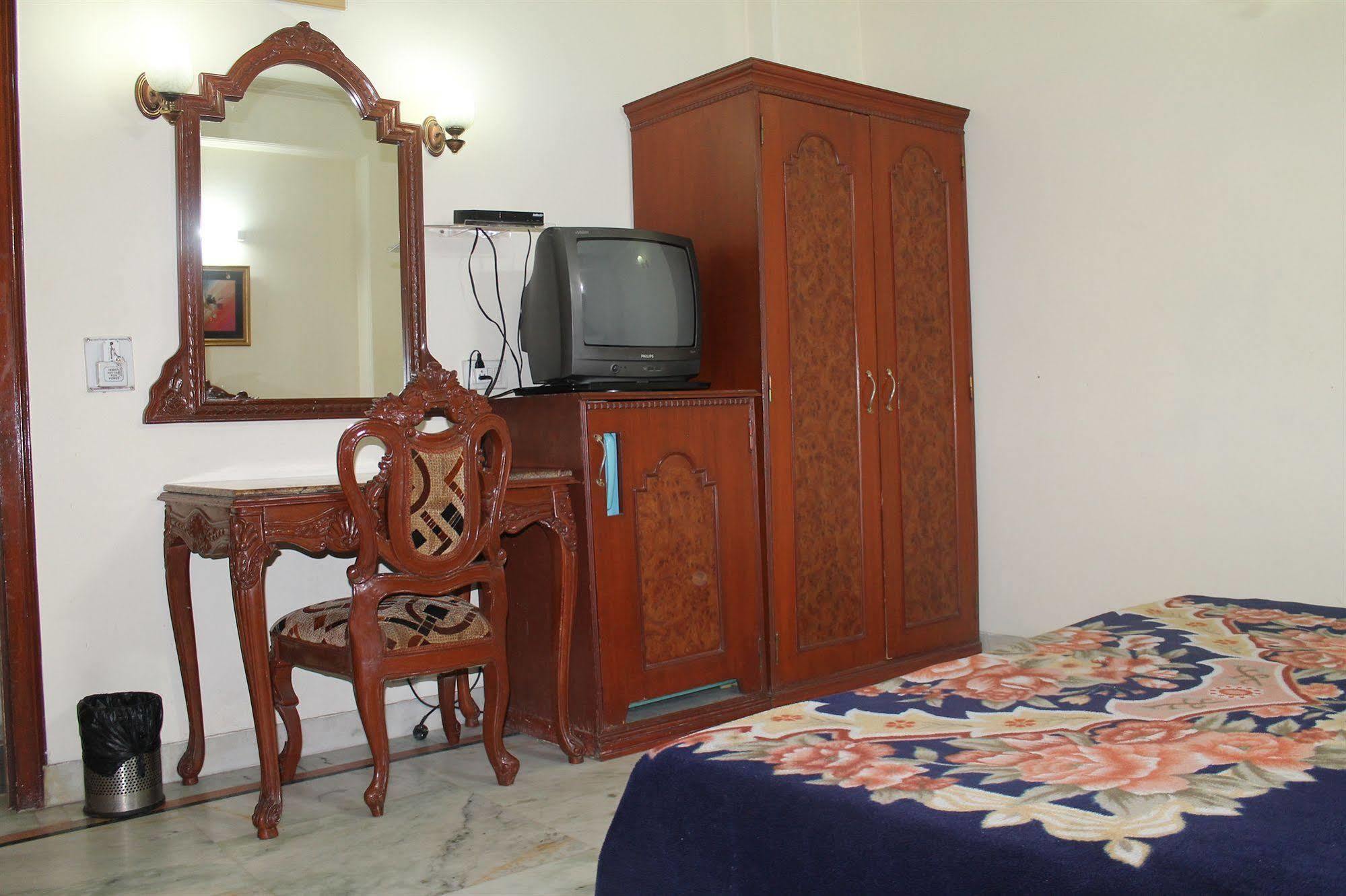Hotel Sunstar Residency Delhi  Buitenkant foto